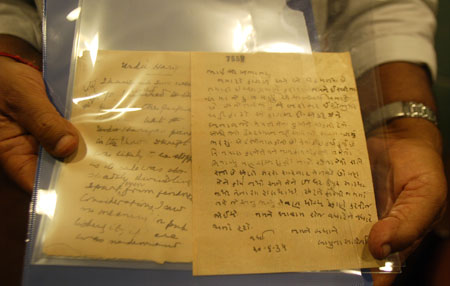 Two hand-written letters by Mahatma Gandhi sold at $ 37,500