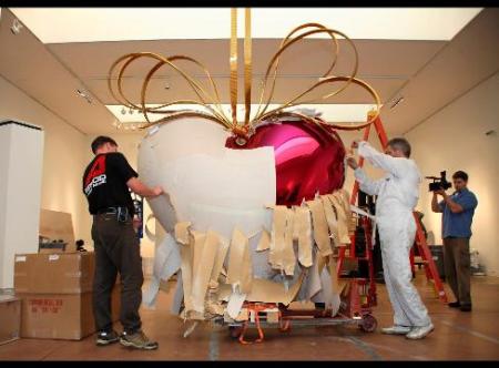 Koons’s 9-Foot Heart Beats at Sotheby’s for $20 mn