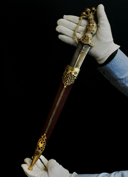 Mughal gem-set jade hilted dagger