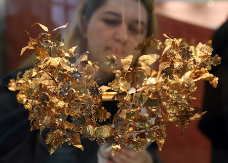 $1.5 mn Macedonian Gold Wreath Attracts Greek Populace