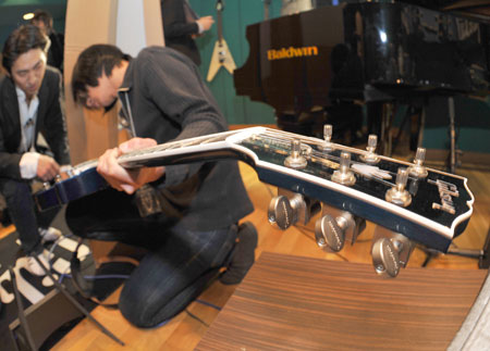 Gibson to Unveil World’s First Guitar-Turned-Robot