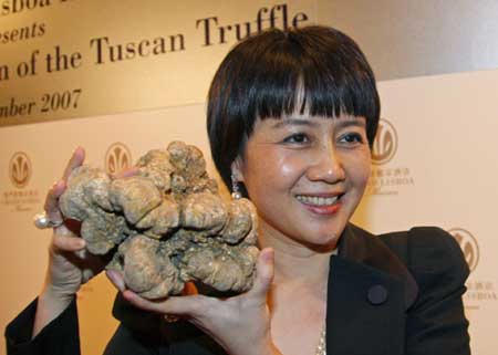 Stanley Ho bangs Damien Hirst with $330,000 White Truffle at Charity Auction