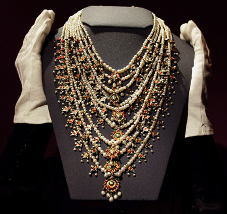 Arab singer Umm Kulthoum Pearl Necklace May Fetch $120,000