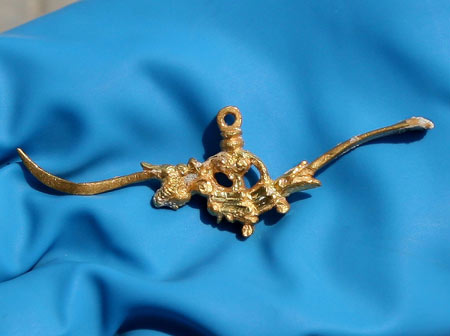 Elite Find of the Day: Combined Gold Toothpick, Earwax Spoon May Fetch $100,000