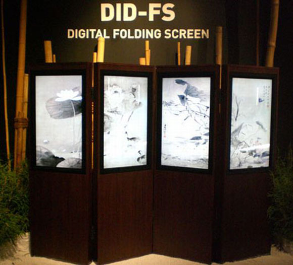 Digital Folding Screen From Daewoo Entertains Guest