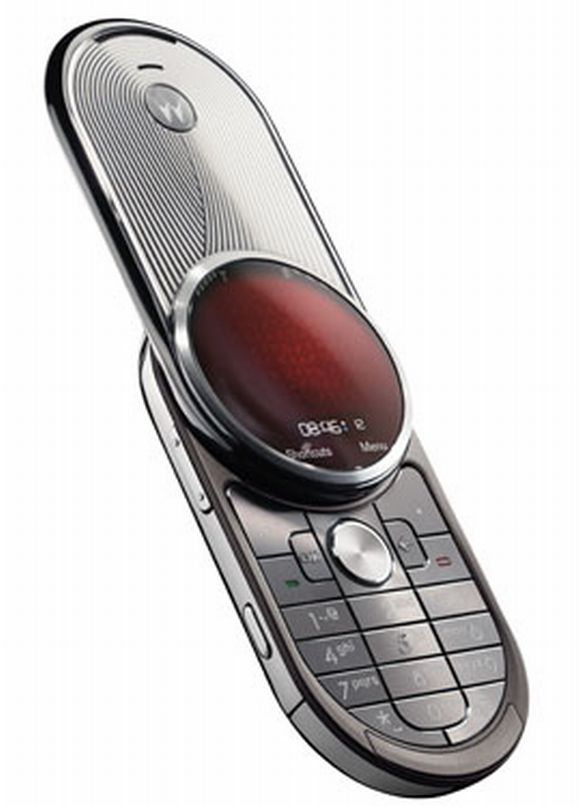 Motorola Aura: World’s First Circular Cell Phone Screen Bowls You over Clean!