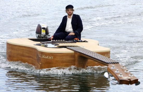 josh-pykes-boat-guitar_qxkaw_59.jpg