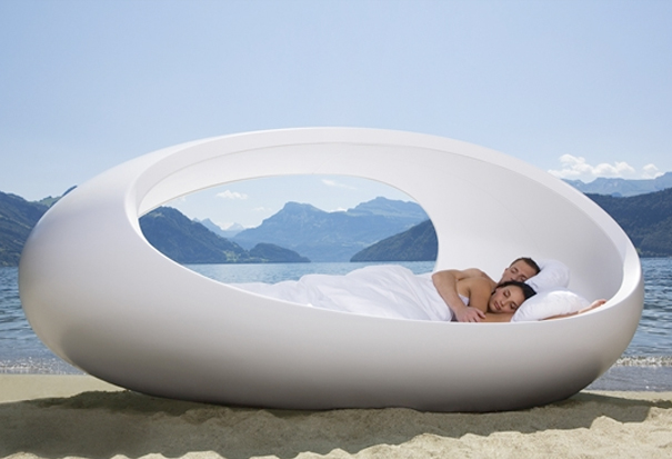 the-perfect-accompaniment-egg-chair-meet-the-egg-bed-larger4