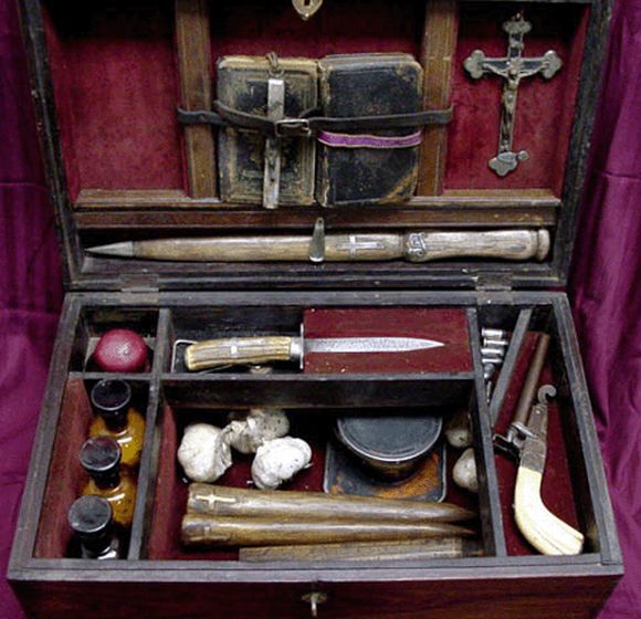 Antique Vampire Killing Kit: Going away for a killer bid!