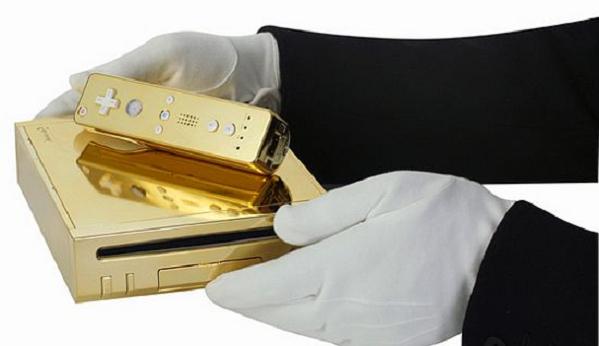 queen-gets-gold-plated-wii-1