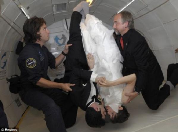 zero-gravity-wedding-2_6abme_48