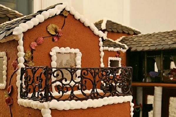 Christmas-Decoration-World-Most-Expensive-Gingerbread-House-7
