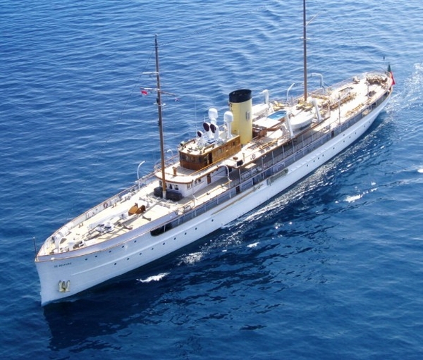 Yacht Delphine