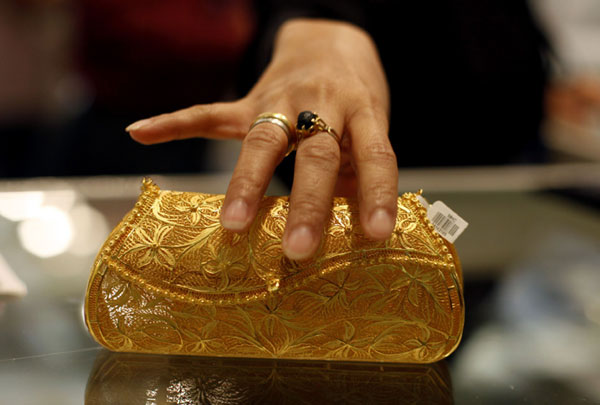 MOBILE_PHONE_PURSE Mobile Phone Purse Made of Pure Gold Woos People to Jakarta Jewellery Fair