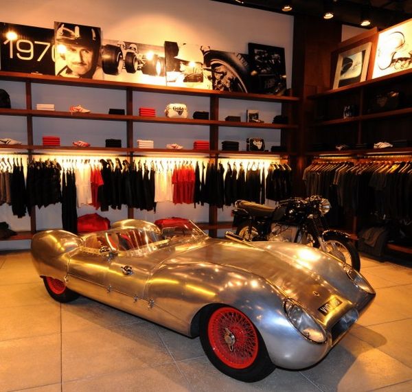 Calassic Car Collection Etiqueta Negra Launches a Men’s Collection of Casual wear Inspired by Classic Cars