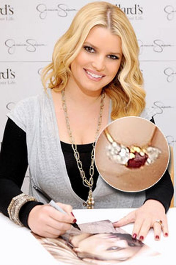 jessica simpson shows off her engagement ring 240bes111510 Jessica Simpson 