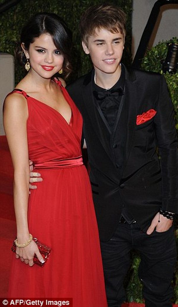 justin bieber and selena gomez beach. Justin Bieber and Selena Gomez