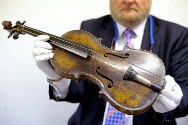 Violin Whic Was Played as Titanic Sank